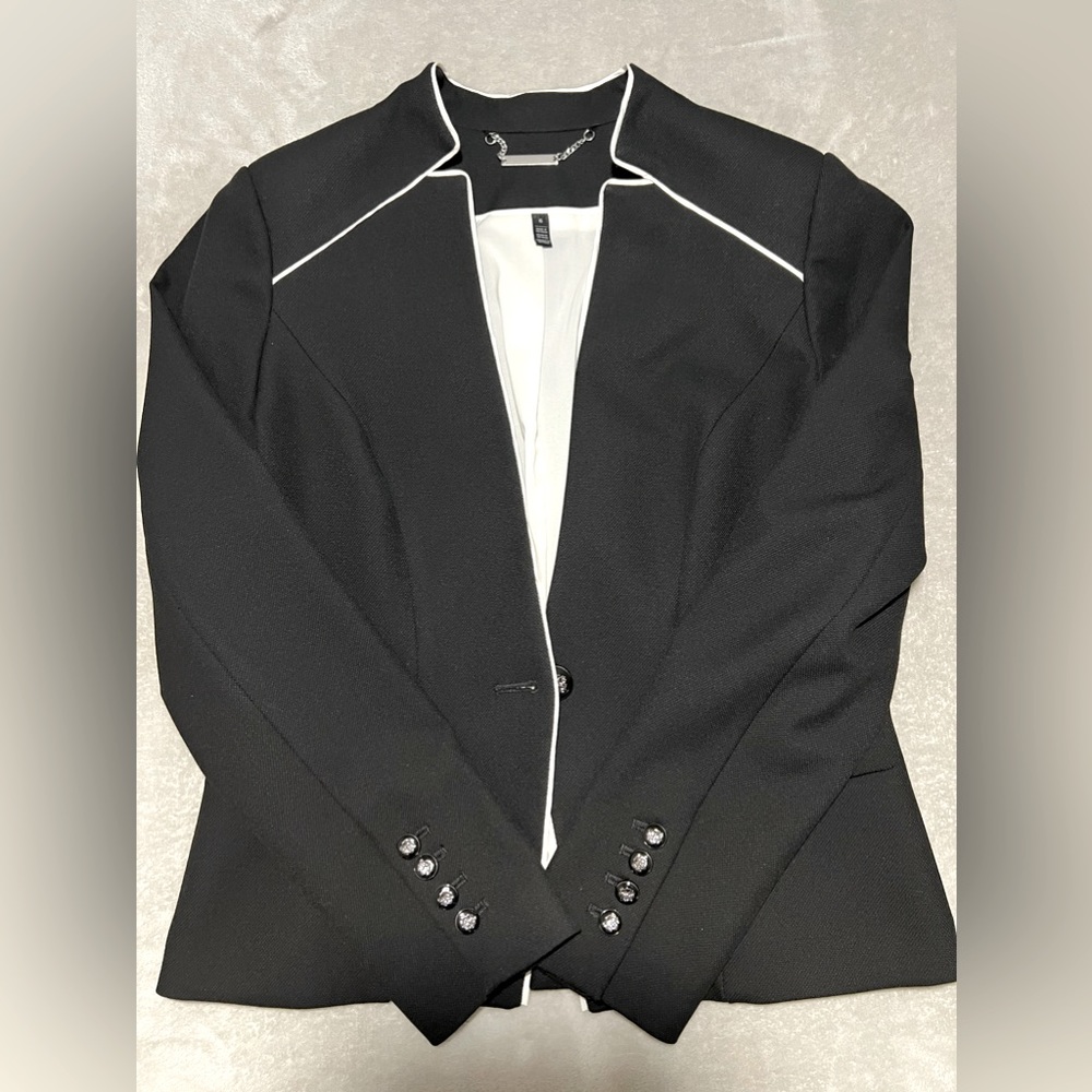 White House Black Market Size 6 Black Women blazer (Perfect Condition)